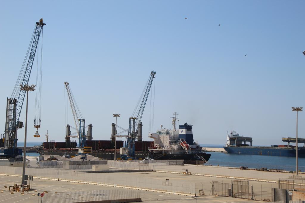 El Puerto de Motril acoge el atraque simultáneo de cuatro grandes buques mercantes con cerca de 50.000 toneladas de carga.